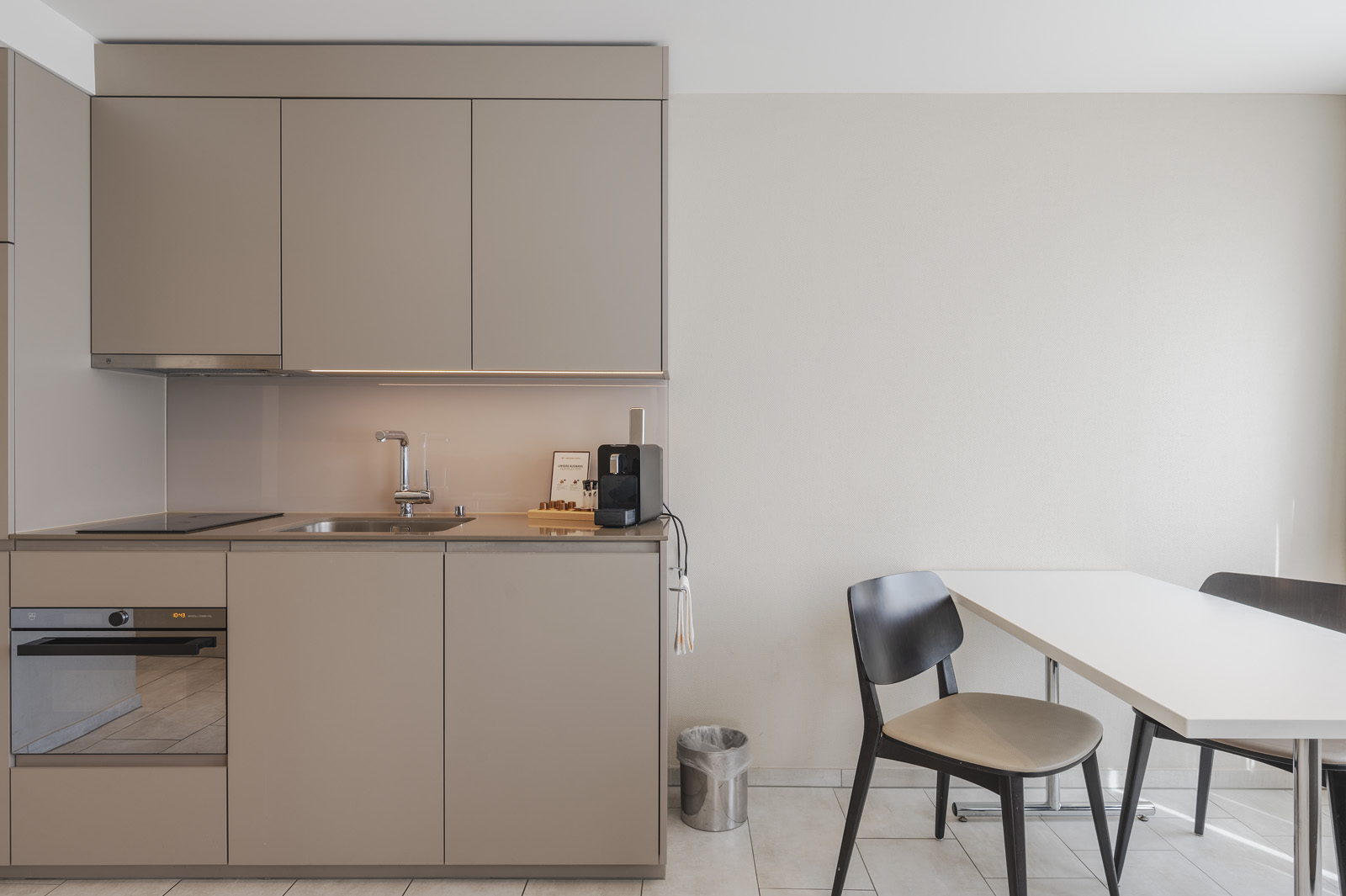 Fully equipped kitchen in Amanthos Living apartment